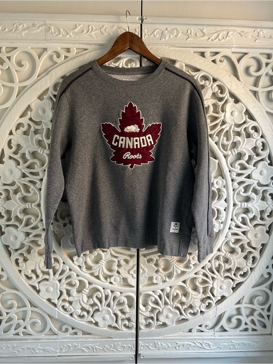 Roots Sweaters - Roots Canada Crewneck Sweatshirt Grey Red Maple Leaf Made In Canada Medium
